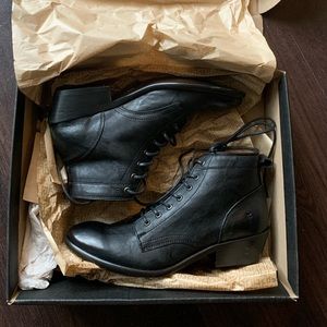 NWB Frye Carson Lace Up Boot in Black Leather